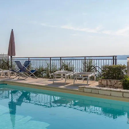 Garda Lake, Free Park, Big Swimming Pool *