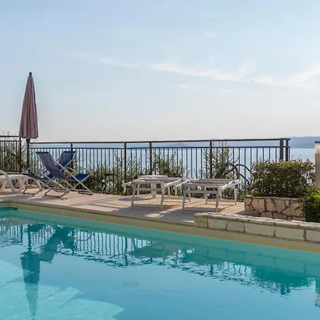 Garda Lake, Free Park, Big Swimming Pool *